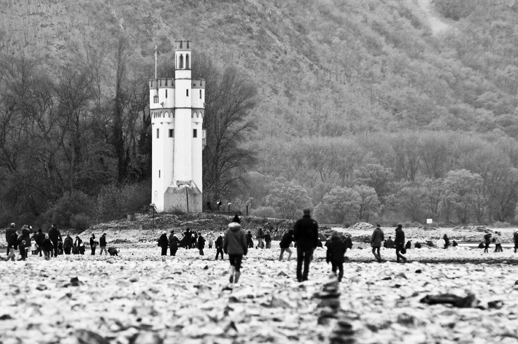 rhein bei bingen nach mehreren regenlosen wochen - mäuseturm