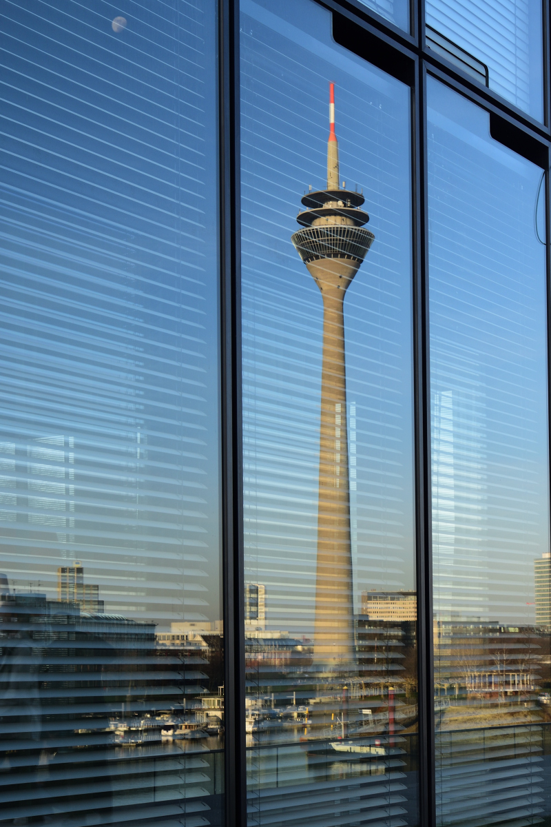 Rhein Turm Düsseldorf