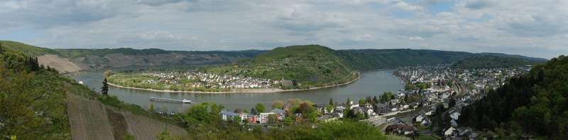 Rheinschleife bei Boppard, aufgenommen oberhalb von Boppard am 15.04.2011.
[Nikon D80 + Nikkor 18-135mm 3,5-5,6 AF]