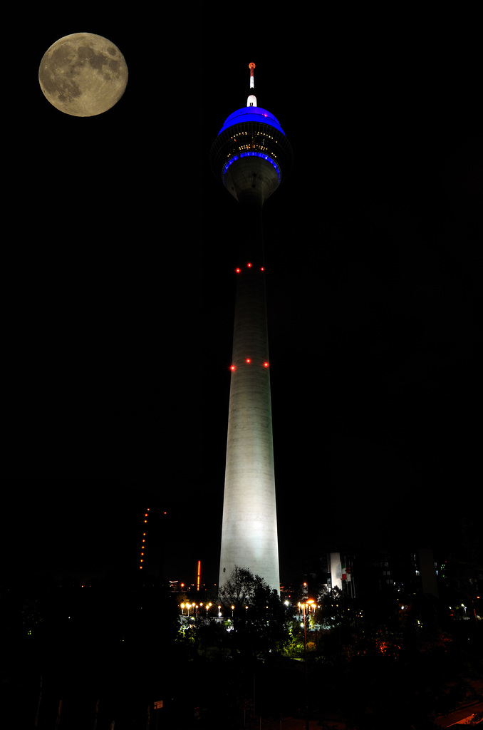 Rheinturm Düsseldorf 2011