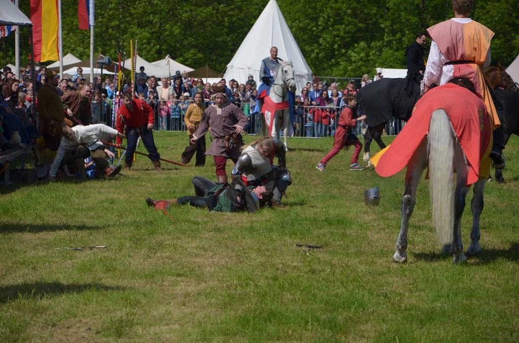 Ritter nach dem Sturz vom Pferd (keine Showeinlage)
Flachsmarkt Krefeld Linn 2013