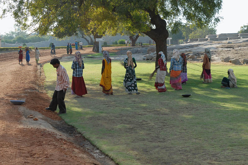 Roadmen (women) Hampi