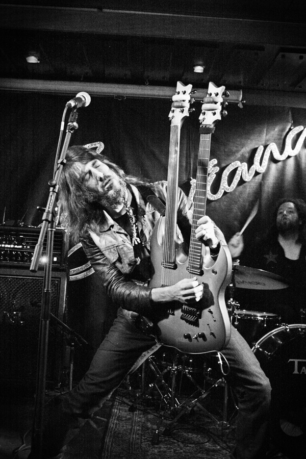 Ron "Bumblefoot" Thal (u.a. Gitarrist bei Guns N Roses), 2013 bei einem "Wohnzimmerkonzert", Bluesiana, Velden, AT