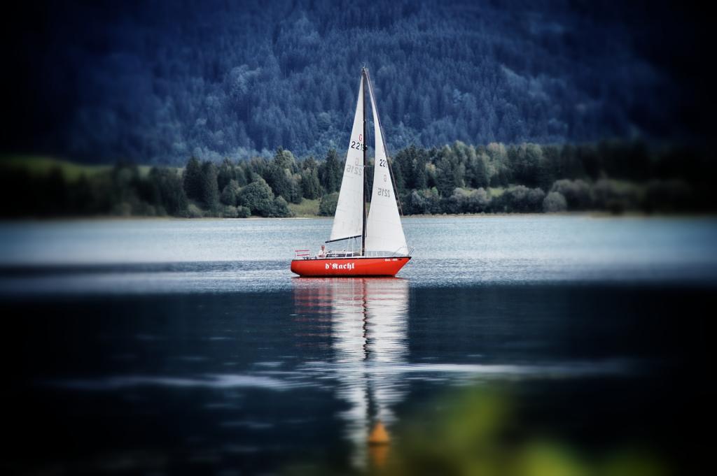 rotes segelboot