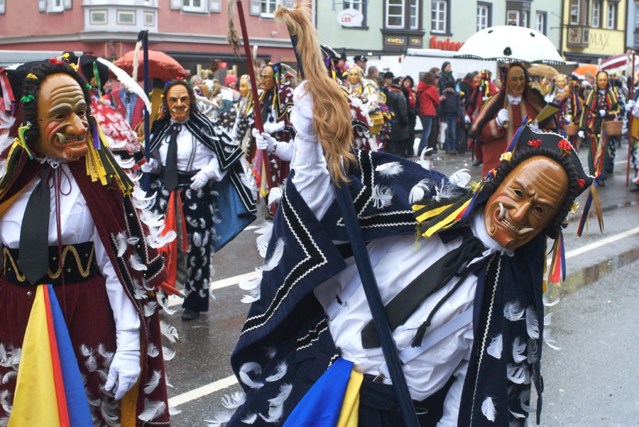 Rottweil, Narrensprung am Rosenmontag, 23.02.2009. Nikon D200, AF-Nikkor 2/35 D. ISO 400, Blende 5.6, 1/400 sec. NEF-Datei bearbeitet mit GraphicConve