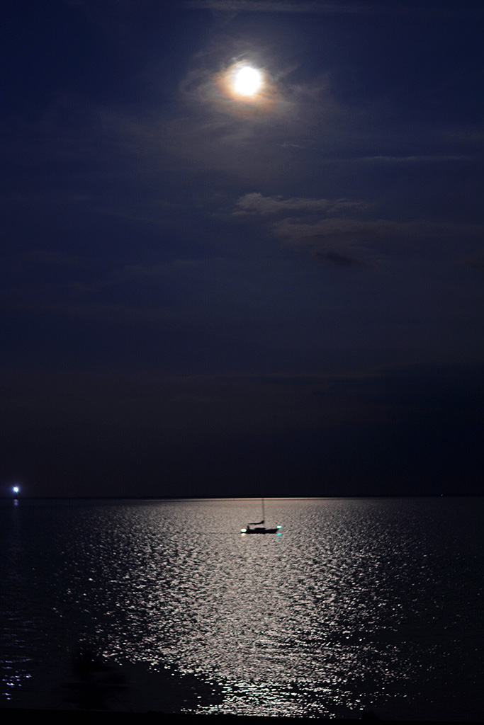 Südhafen in Wilhelmshaven bei Vollmond