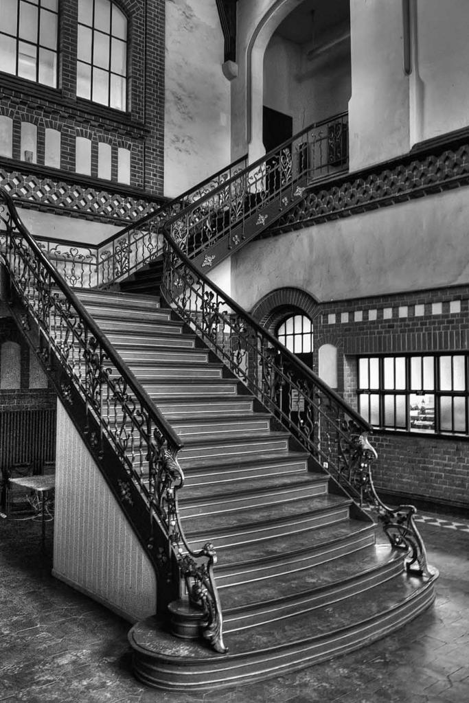 S5PRO 20090212 1093 1 2 BW