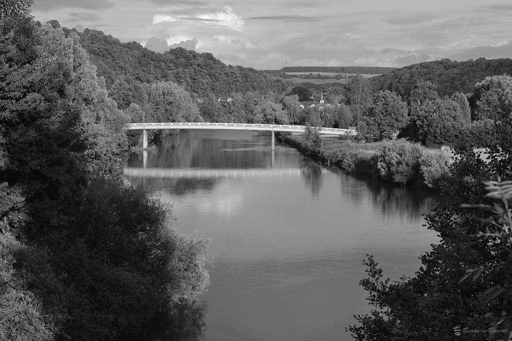 Sauer mit Fußgangerbrücke