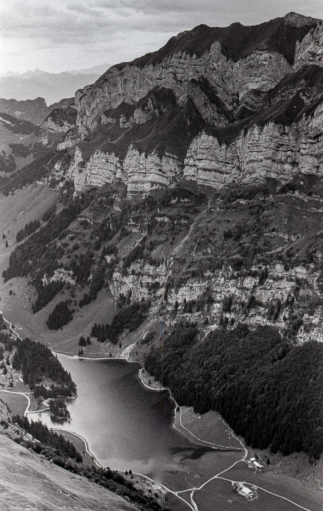 Scan vom Kodak Tri-X Negativ. Entwickelt in Rodinal.

Bild zeigt den Seealpsee im Alpstein in der Ostschweiz