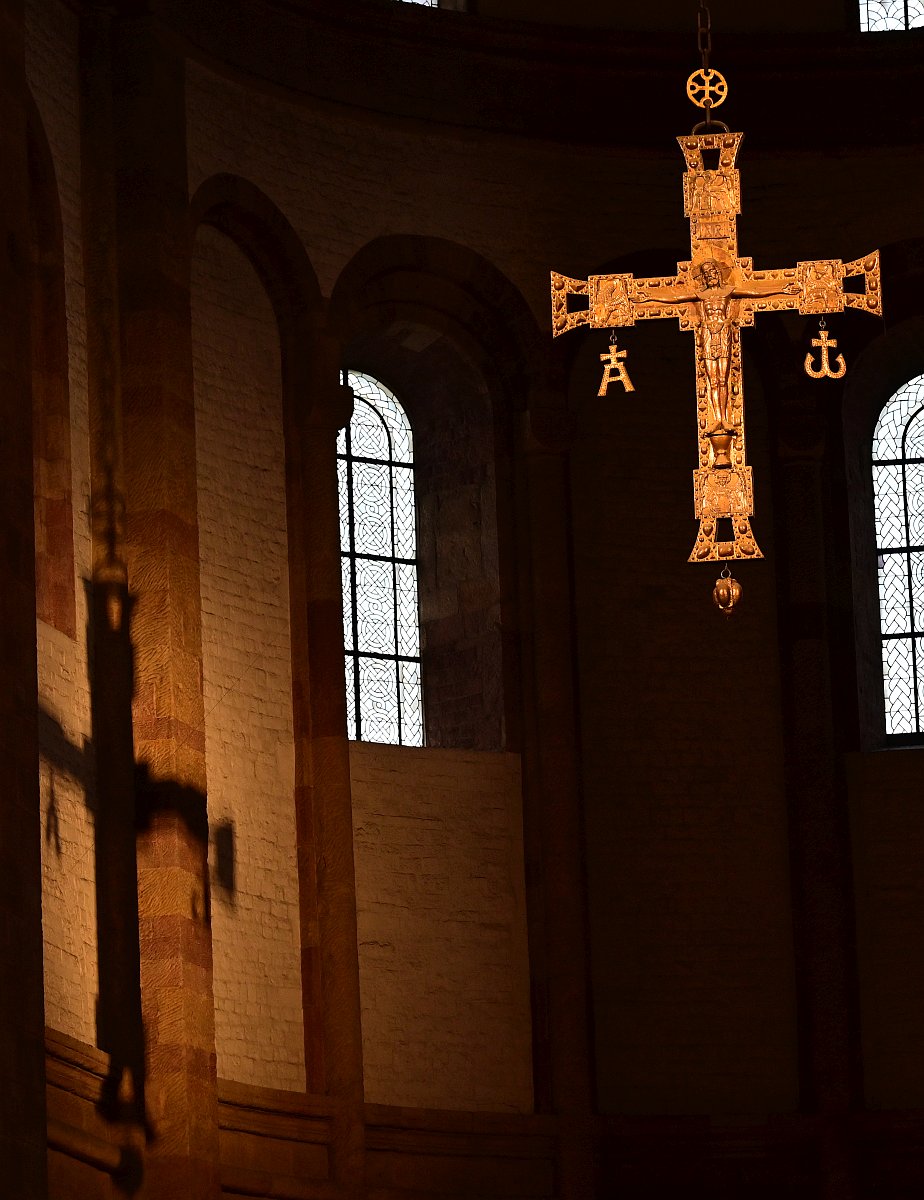 Schattenspiele mit dem Kreuz.jpg