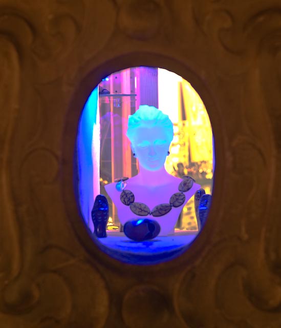 Schaufenster am Abend im Schnoor