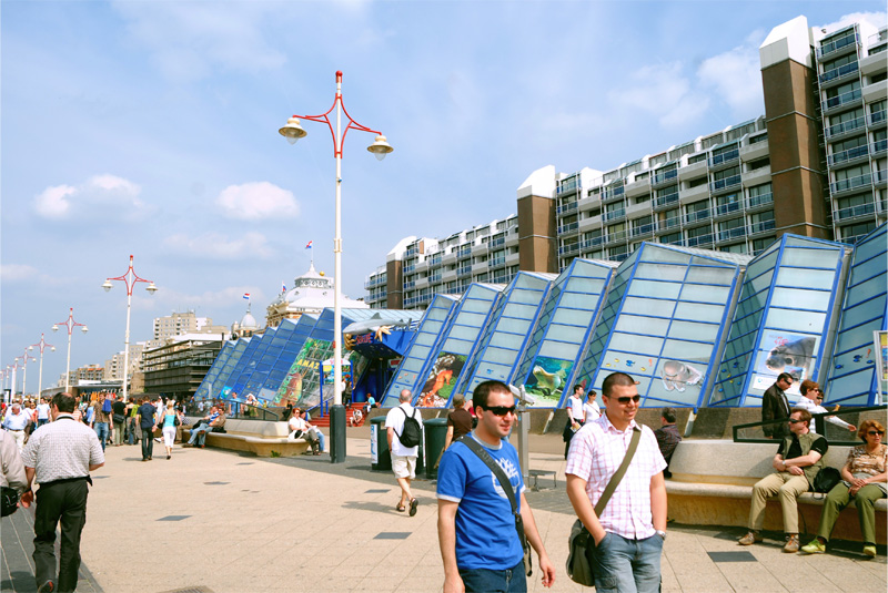 Scheveningen besitzt einen Fischerei-Hafen und eine lange Strandpromenade mit Geschäften, Restaurants, Sonnenterrassen und einem Aquarium. Hauptattrak