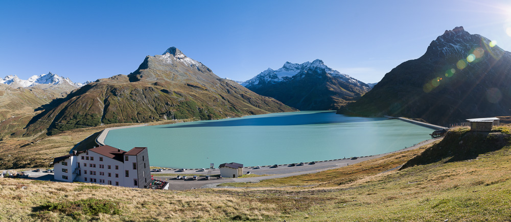 Schiefer Stausee