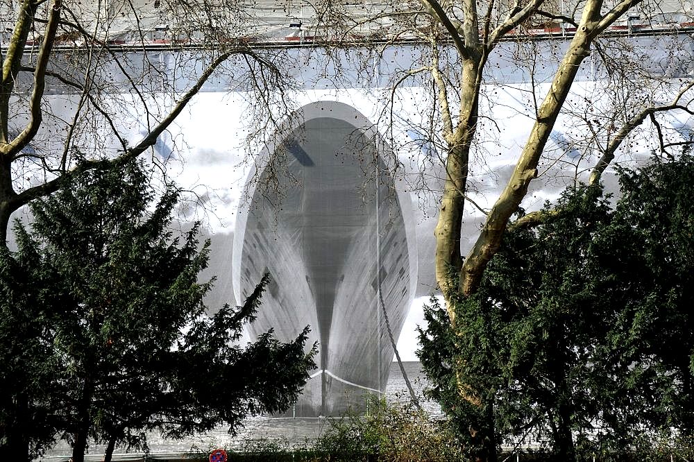 Schiff auf Fassade