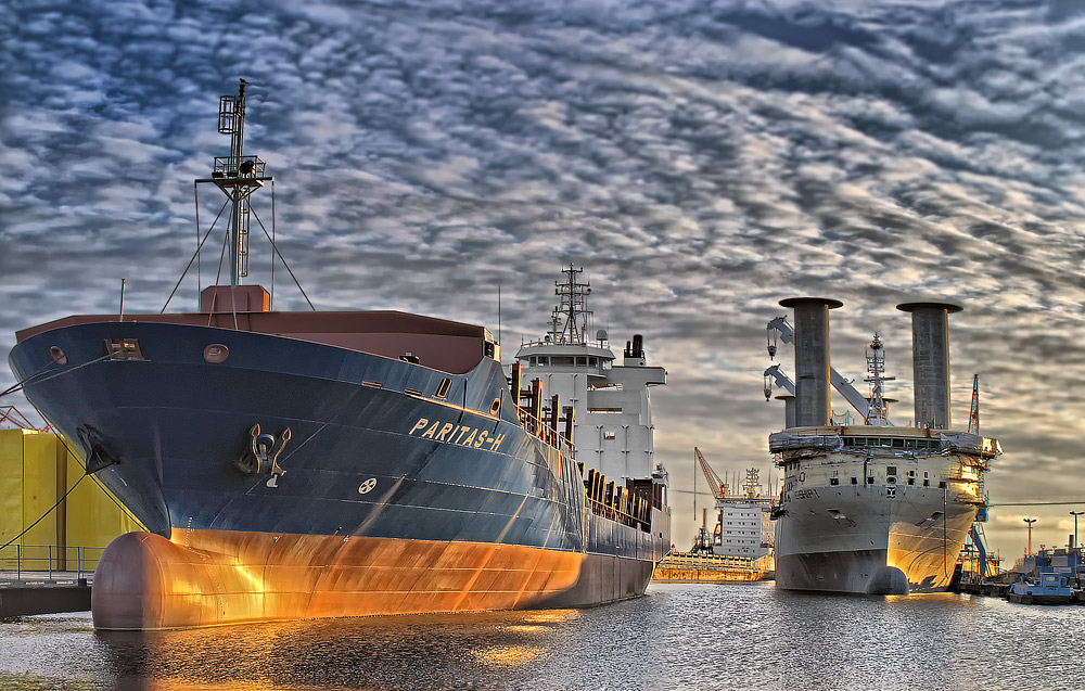 Schiffe im Emder Hafen. HDR-und Filtertechniken.