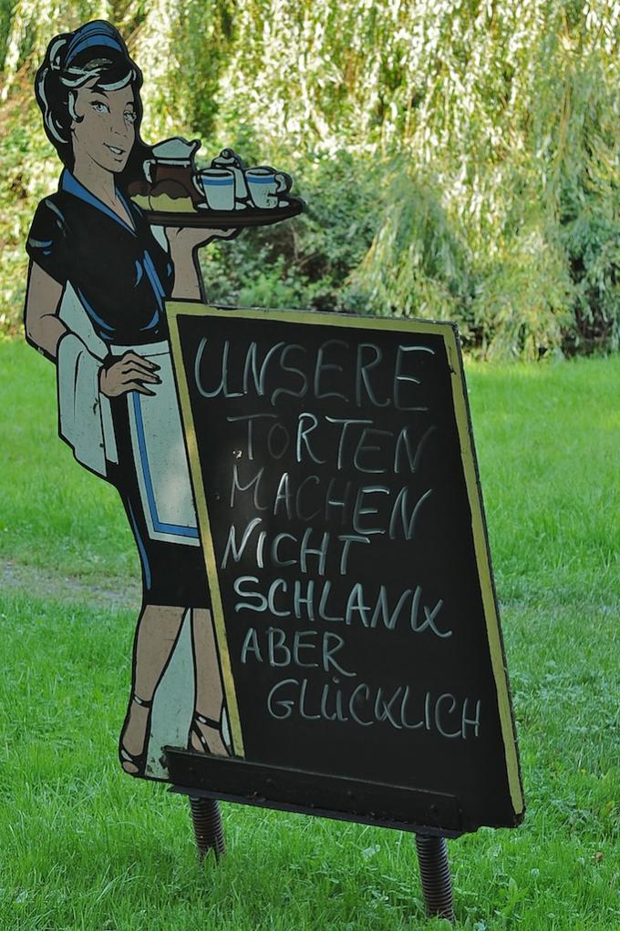 Schild vor einem Café in Putbus auf Rügen