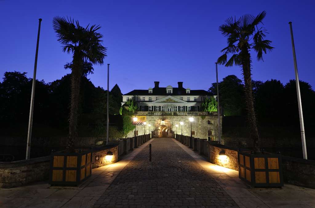 Schloss Bad Pyrmont in den Abendstunden. Blick über die Brücke zum Schloss hin.