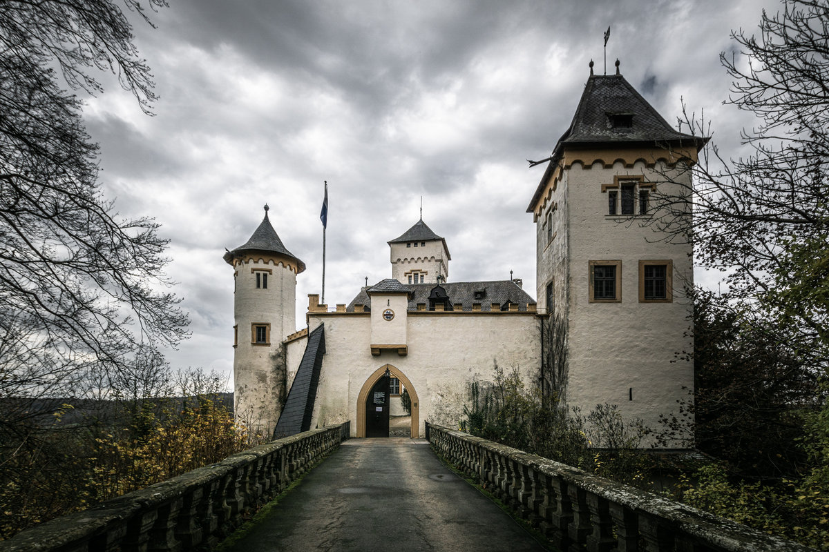 Schloss Greifenstein Castle Entry.jpg