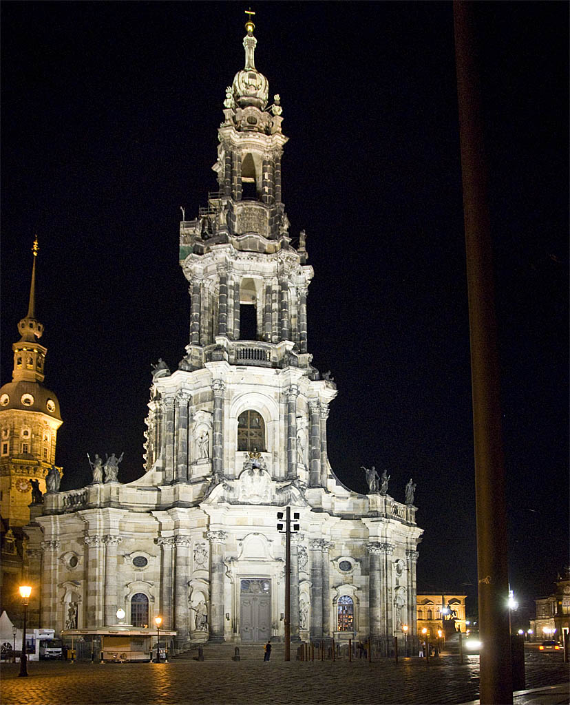 Schlosskirche Dresden Nachts corr 1k
