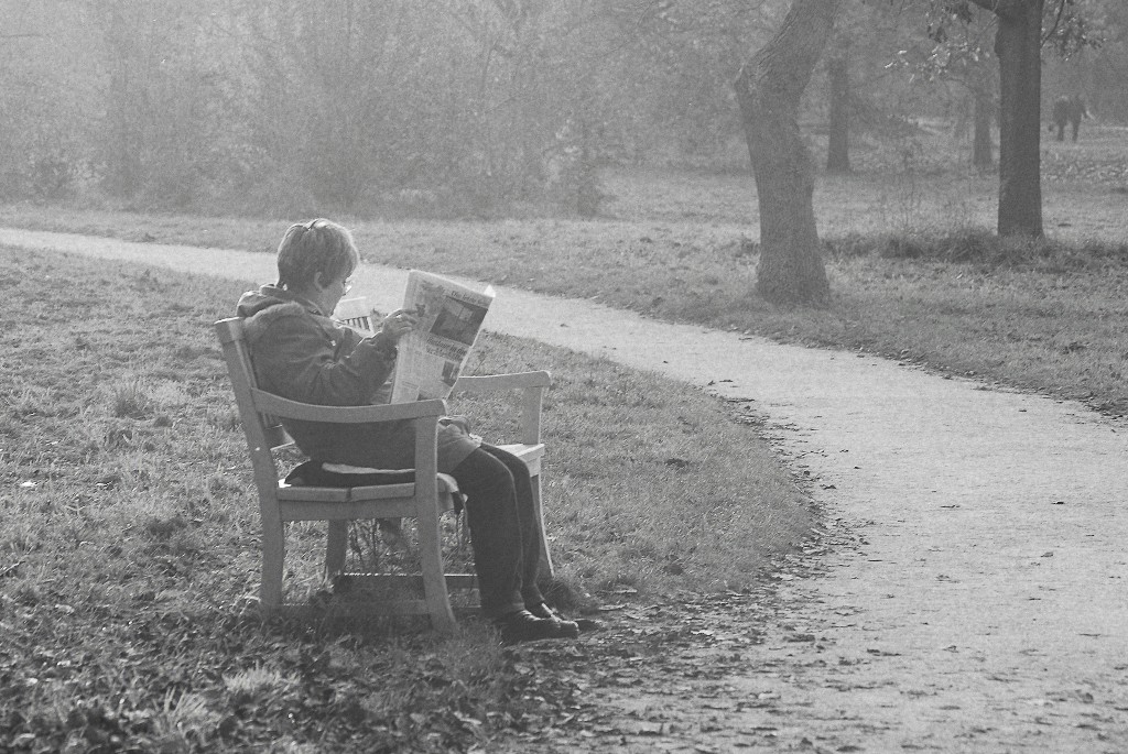 SchlossparkCharlottenburg Zeitungsleserin 0039 111113 sw 1024x685 90