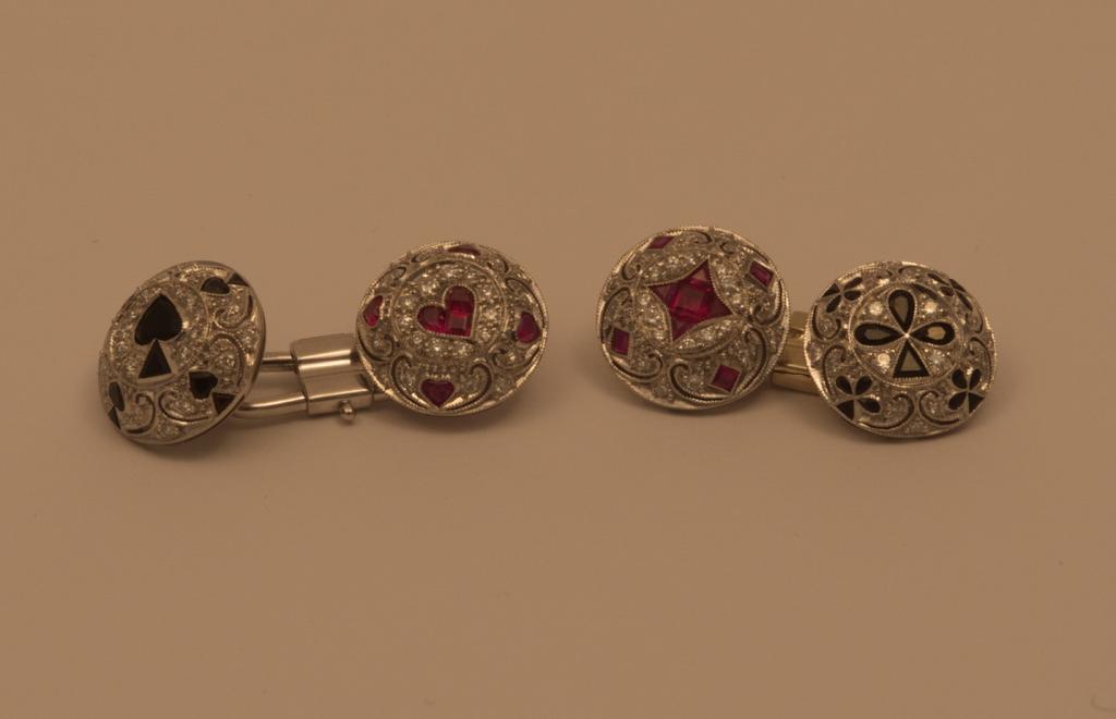 Schmuck in Lichtzelt bei externer Beleuchtung 2x 1000W im 45 Grad Winkel. Beim reinzoomen erkenne ich eine matschige Struktur und kein knackscharfes B