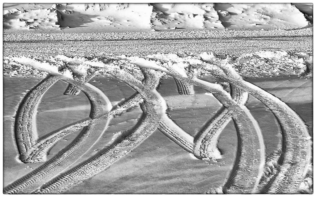 Schneespuren_BW.jpg