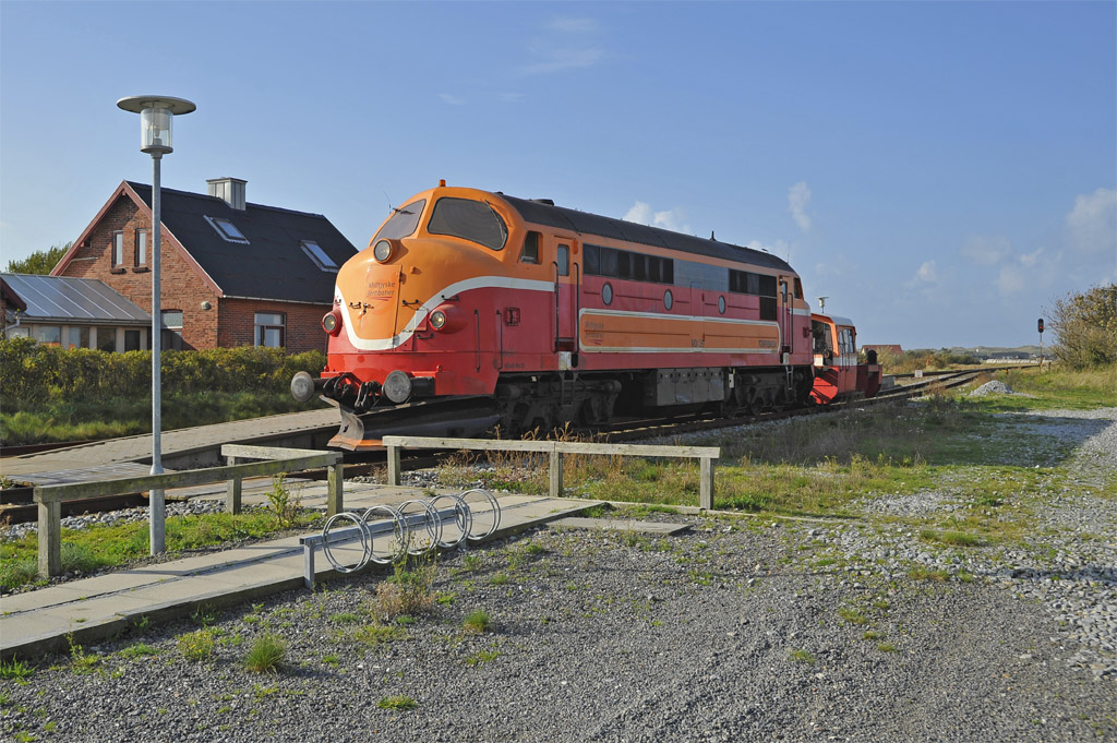 Schwere Diesellok (ehem. DSB) im Ausweichhaltepunkt Strande (DK, Mittelwestjütland) 7003612Ax