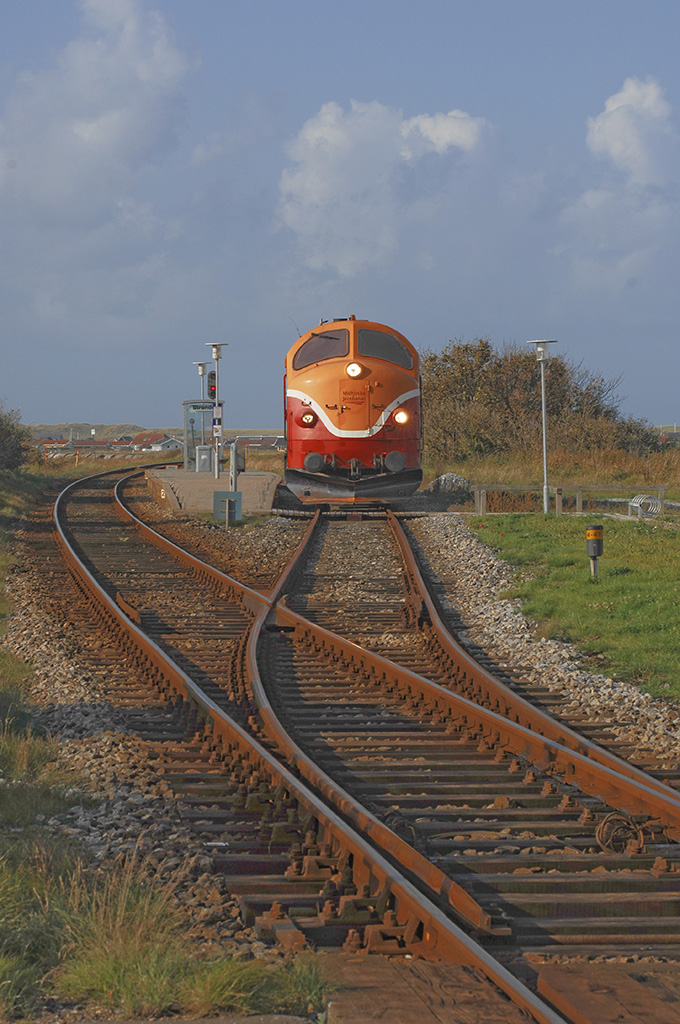 Schwere Diesellok (ehem. DSB) im Ausweichhaltepunkt Strande (DK, Mittelwestjütland) D2X9928 x