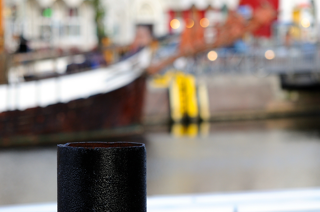 Segelschiff im Hintergrund