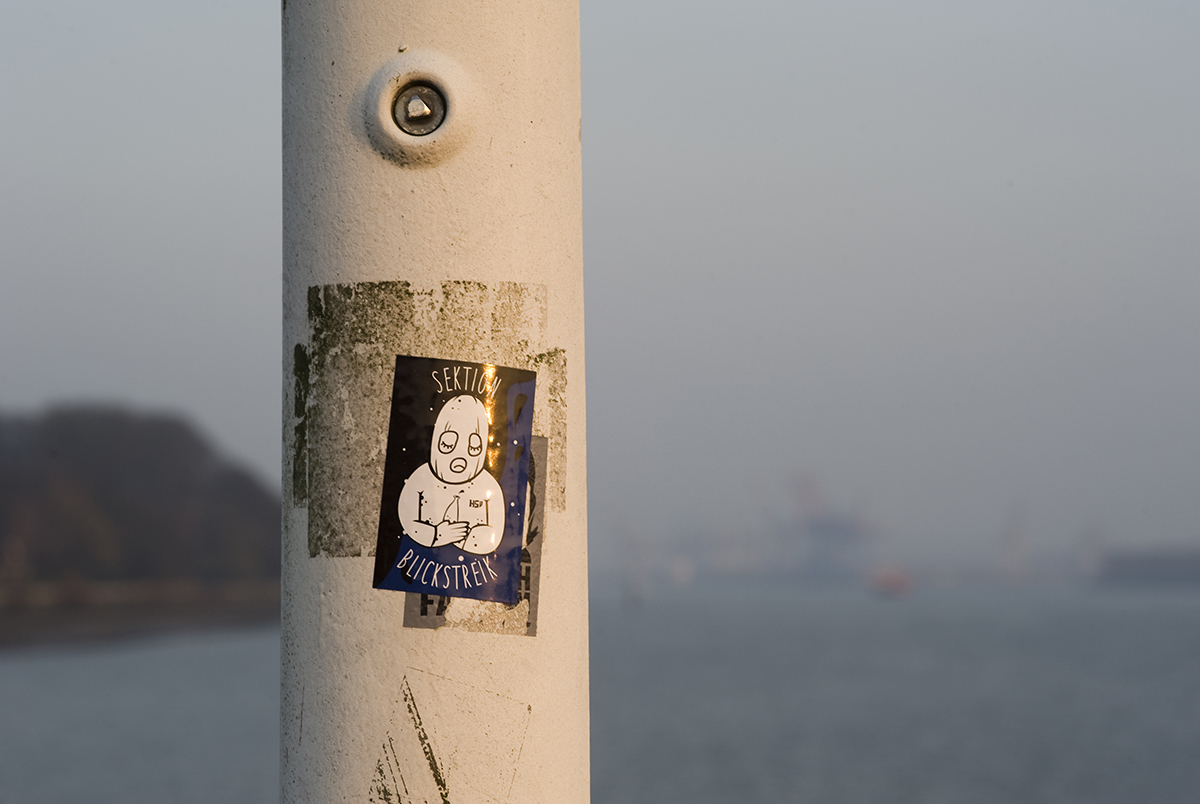 Sektion Blickstreik   
Sonnenuntergang in Hamburg Teufelsbrück   
D 700 & Olympus OM Zuiko Auto-Macro 90mm 1:2   
1/100   Iso 200   f vergessen   
9.2