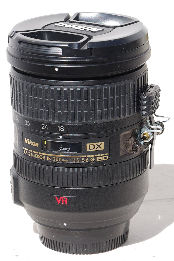 Selbst gebastelte Klemme gegen den Zoom Creep
meines alten 18-200/3.5-5.6G IF-ED VR Nikkors.