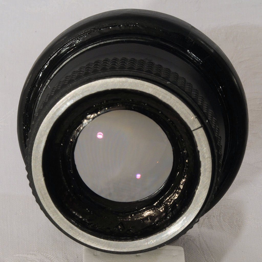Selbstgebaut: Fisheye-Vorsatz mit über 180° Bildwinkel
aus einer alten bikonvexen 18-Dioptrien-Sammellinse,
einer bikonkaven Streulinse eines alten Fi