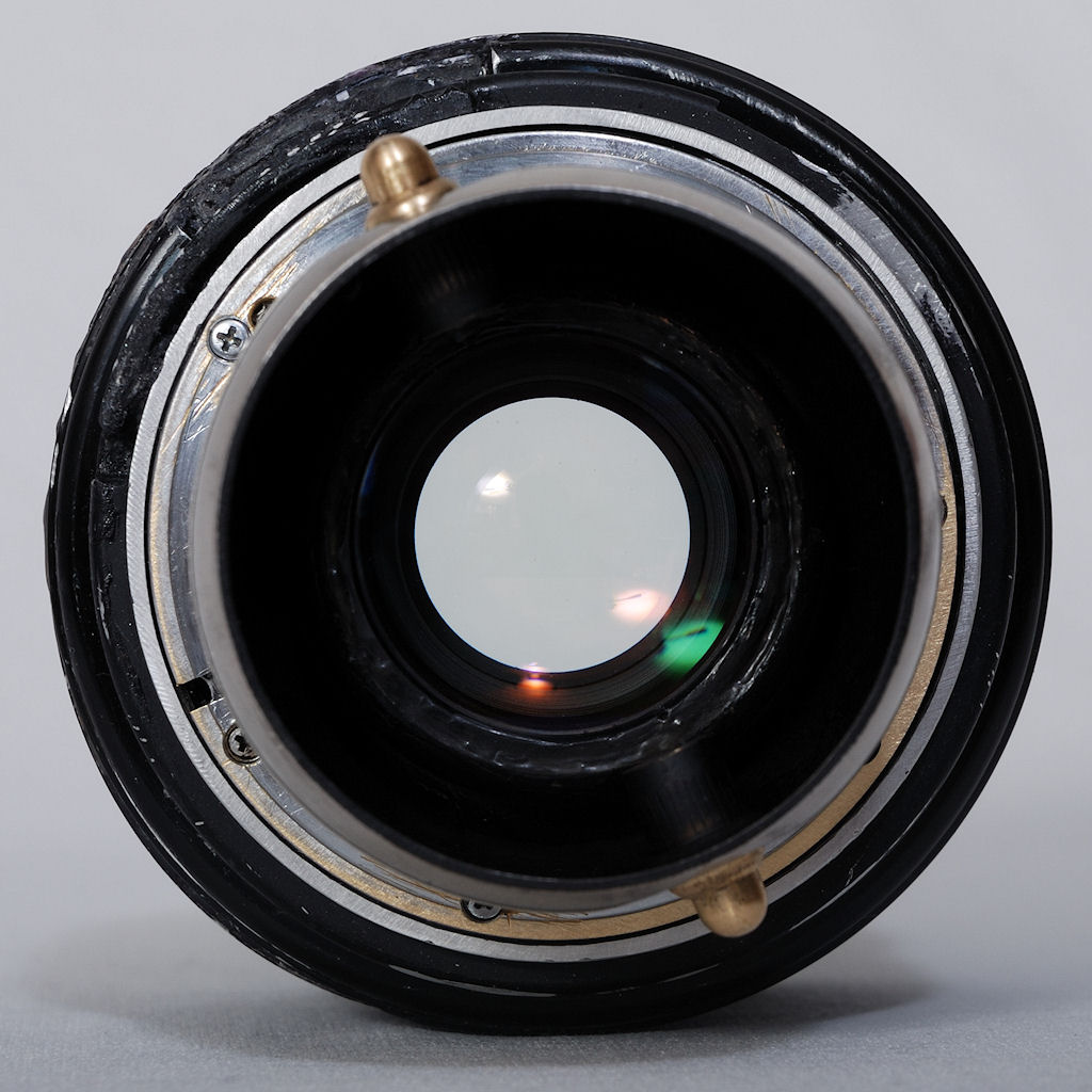 Selbstgebautes Lensbaby-Composer-Klon mit CPU:
Makroobjektiv dazu, von hinten