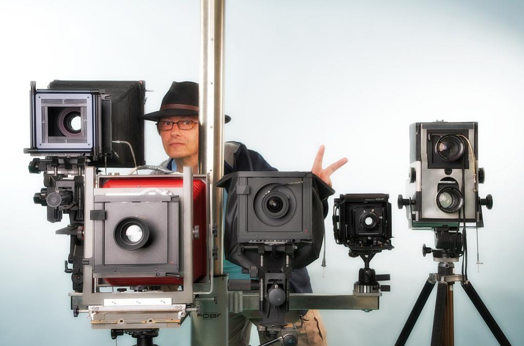Self im eigenen Studio, mit meinen GF Kameras von links nach rechts: Sinar P 8x10, Burke & James 8x10, Sinar F 1 4x5, Horseman HF 4x5, Hans Fröhlich P