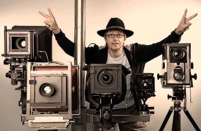 Self im eigenen Studio, mit meinen GF Kameras von links nach rechts: Sinar P 8x10, Burke & James 8x10, Sinar F 1 4x5, Horseman HF 4x5, Hans Fröhlich P