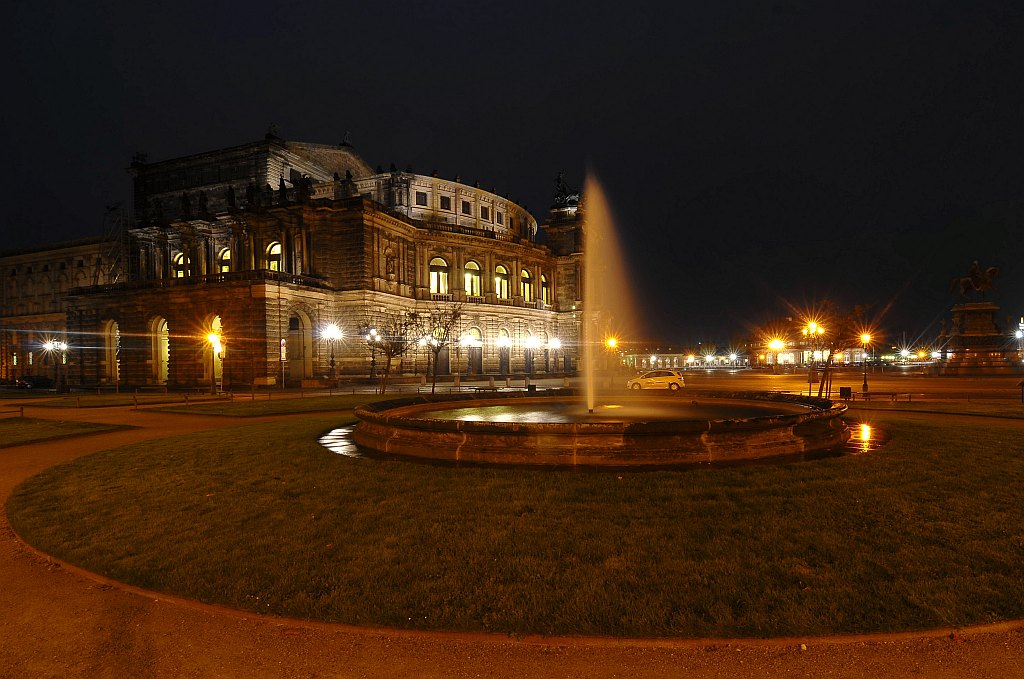 Semperoper mit Brunnen