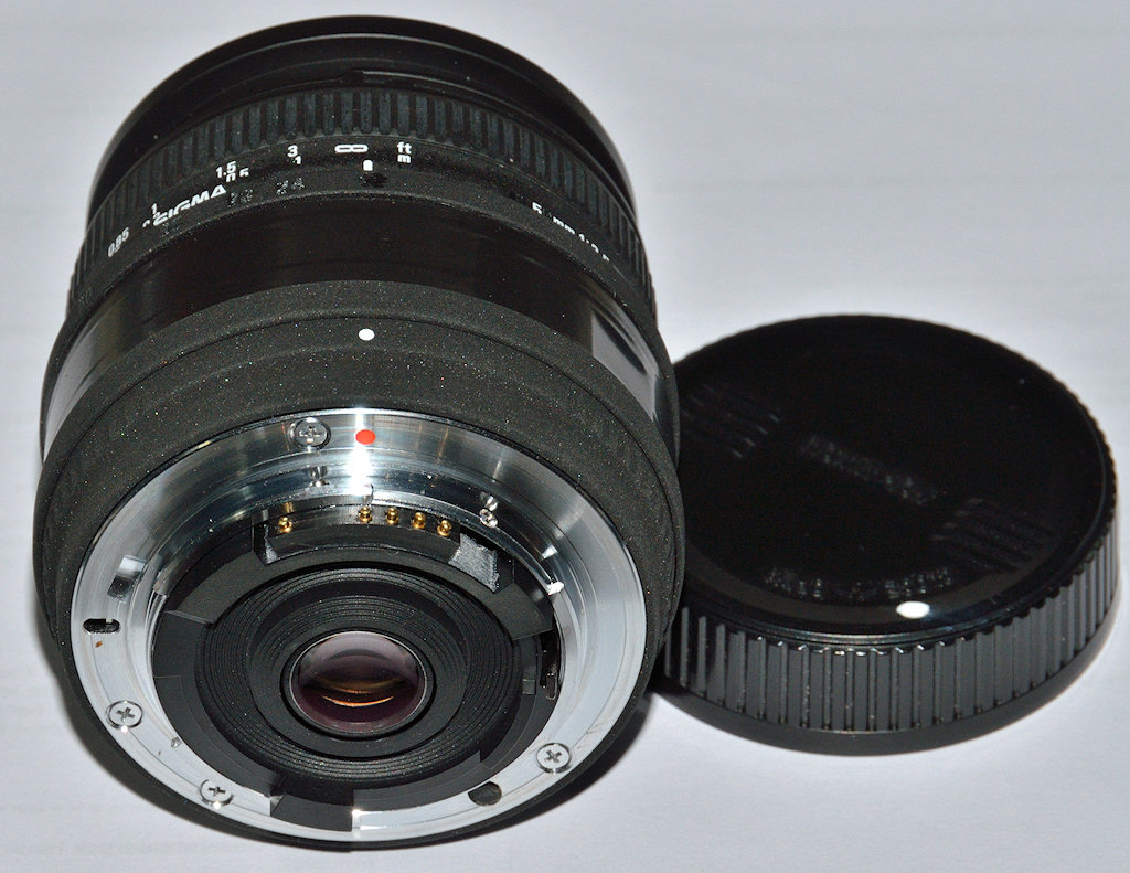Sigma 18-50/3.5-5.6 AF
Fixiert auf FB 18mm f/3.5, Fokustubus verstärkt,
AF und Elektronik ausgebaut, Dandelion-Chip (5mm f/3.5) angeklebt.