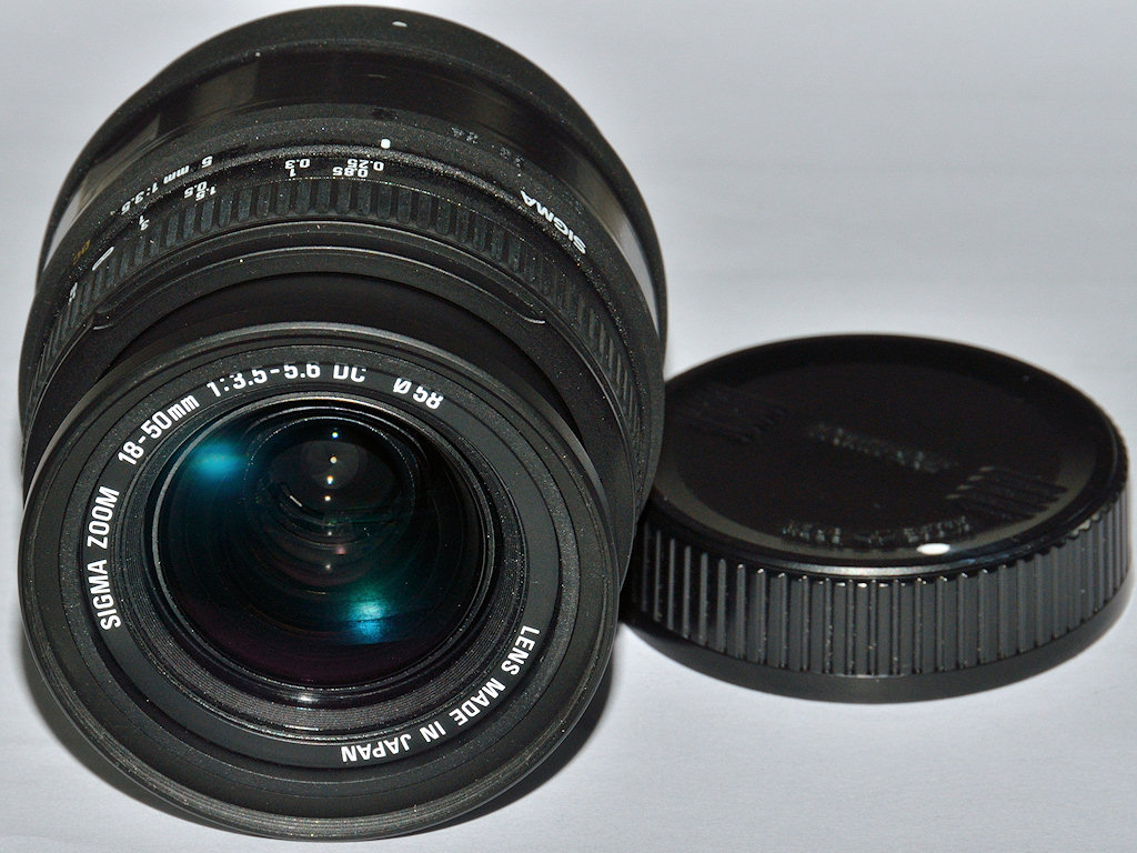 Sigma 18-50/3.5-5.6 AF
Fixiert auf FB 18mm f/3.5, Fokustubus verstärkt,
AF und Elektronik ausgebaut, Dandelion-Chip (5mm f/3.5) angeklebt.