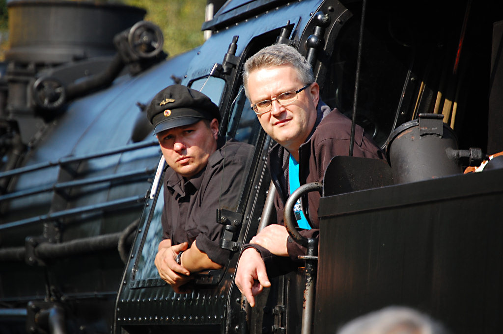 Skeptisch beobachten der Lokführer und sein Begleiter das Treiben auf dem Bahnsteig in "Metelener Land".