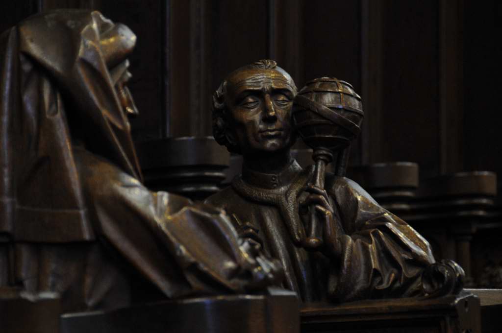 Skulptur auf Gestuehl Ulmer Muenster 1k