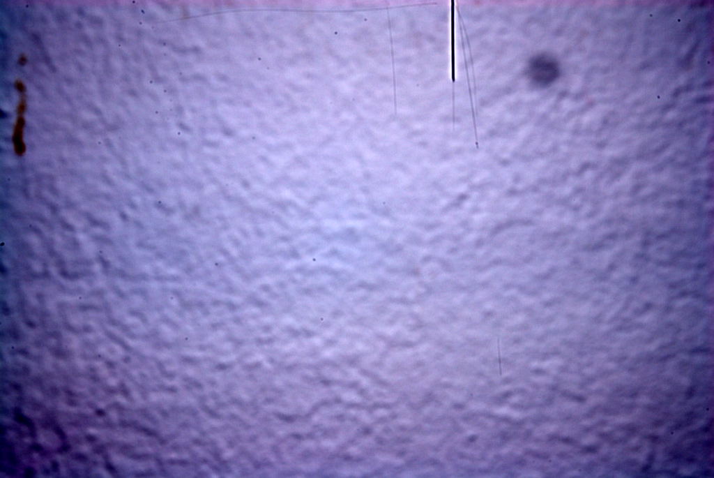 So sehen die Kratzer auf dem AA-Filter meiner D200 aus, wenn man eine weisse Wand bei 50mm mit f/32 fotografiert und das Bild danach mit maximalem Kon