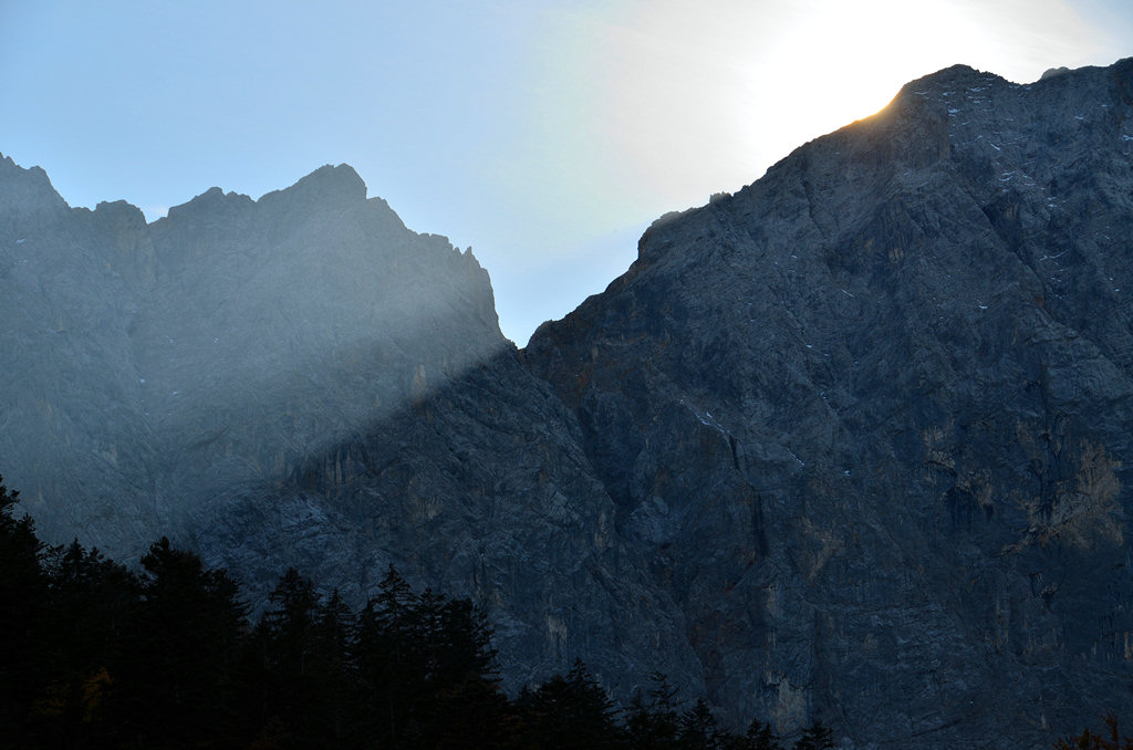 Sonne hinter den Bergen am Großen Ahornboden