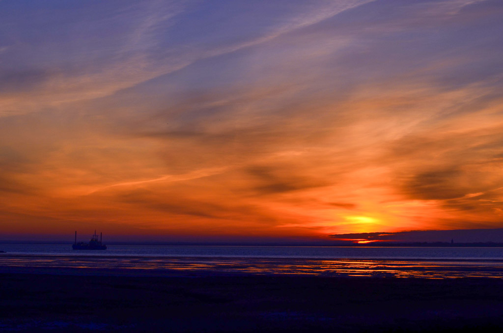 Sonnenaufgang mit Fischerboot