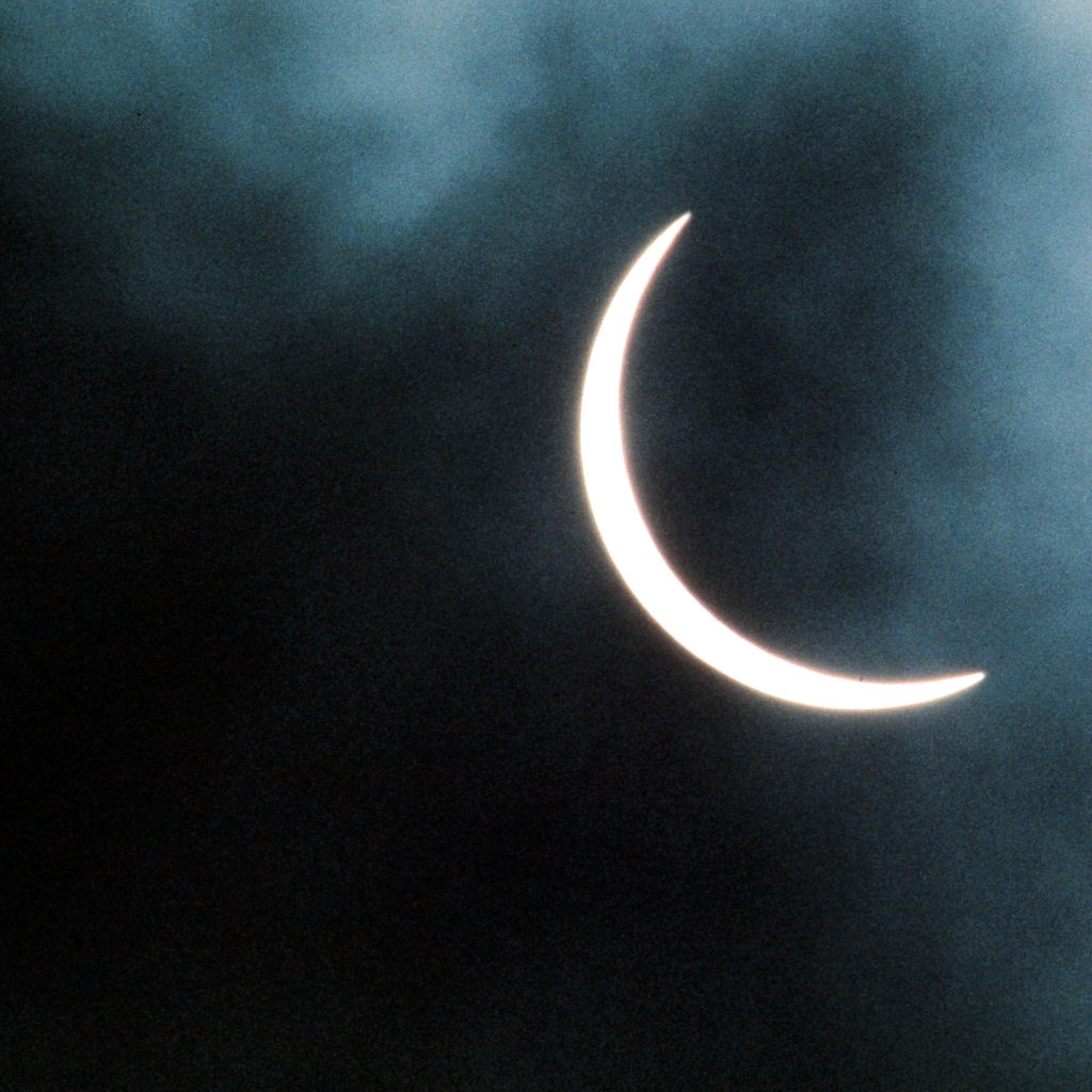 Sonnenfinsternis 1999 in München.
1200 mm Tele F 1:32 1/2000s auf Ektachrome 200,
Ausschnitt.