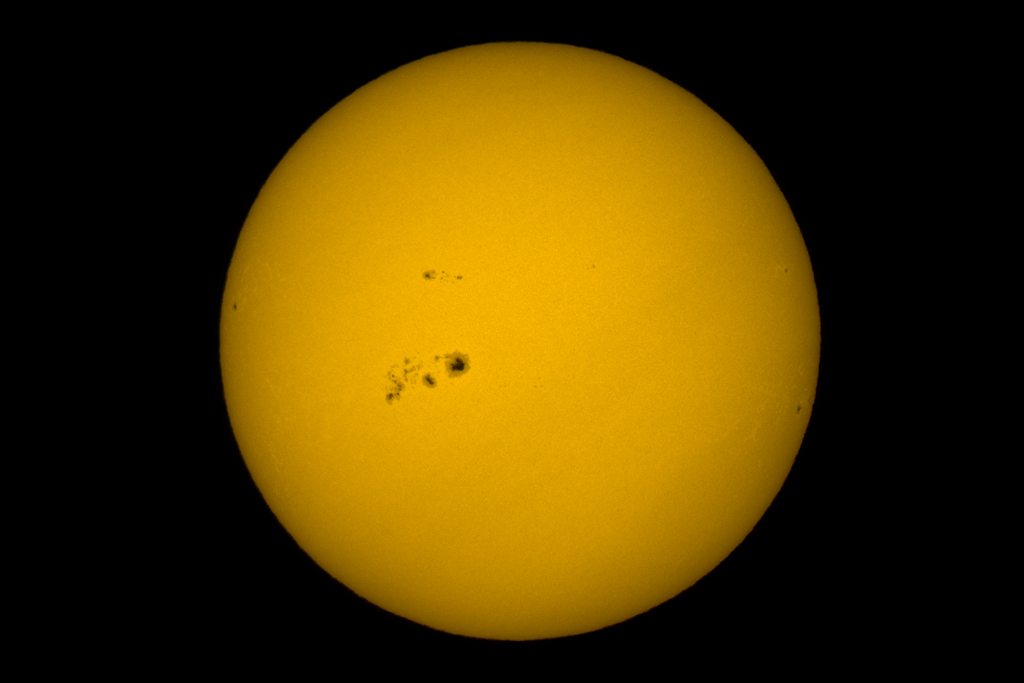 Sonnenflecken, 6. 1. 2014, 15° 01´;

Celestron C8 Ultima PEC mit Baader "AstroSolar"-Sonnenfilterfolie, Nikon D610, 1/800", ISO 100, SVA, Kabelfernaus