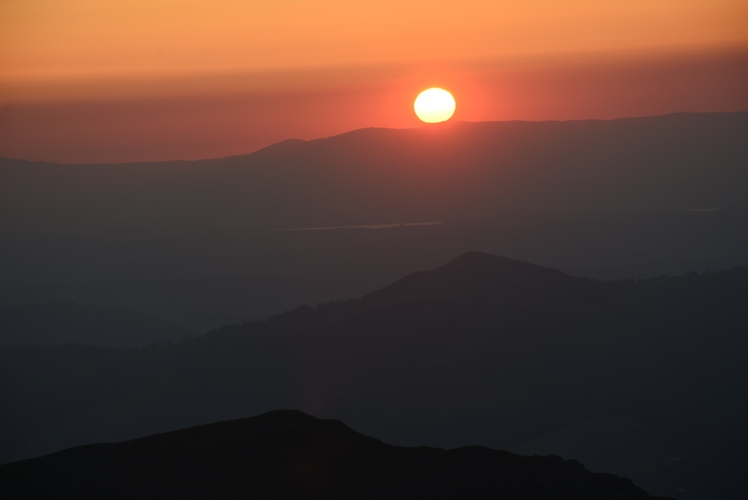 Sonnenuntergang über dem Jura. Unnatürlicher roter Ring um die Sonne.