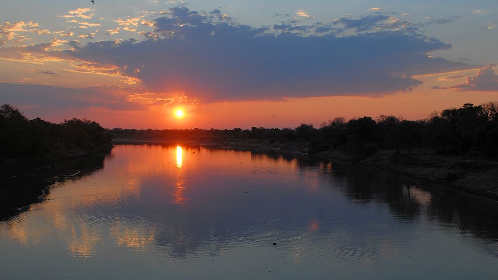 Sonnenuntergang auf der Brücke
über dem Luangwa
4609