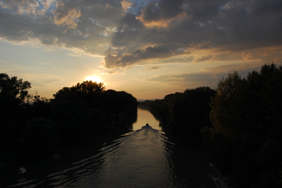 Sonnenuntergang Donau, mit Polizei Boot ^^