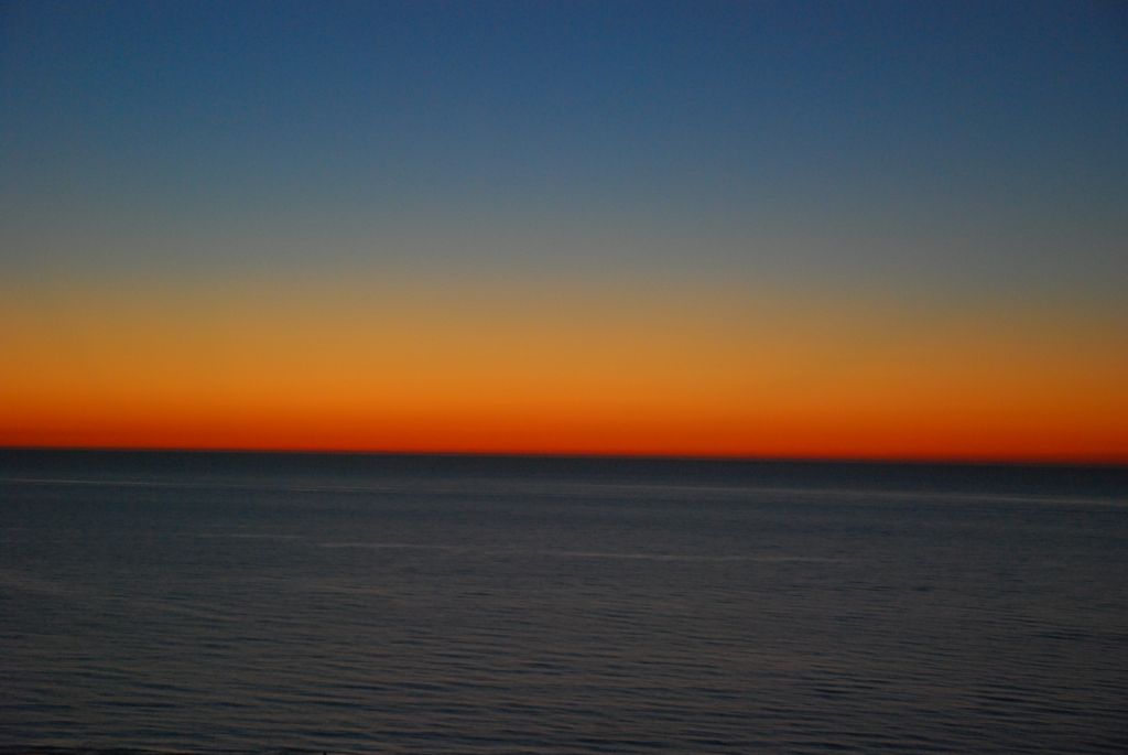 Sonnenuntergang. Hinter dem Horizont brennt es.
