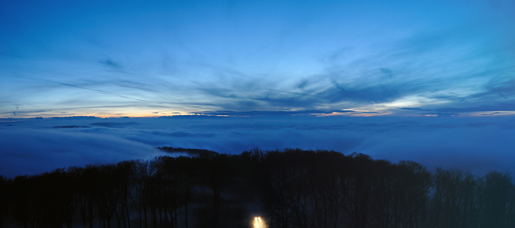 Sonnenuntergang hinter Wolken - gesehen von der Jubiläumswarte in Wien.